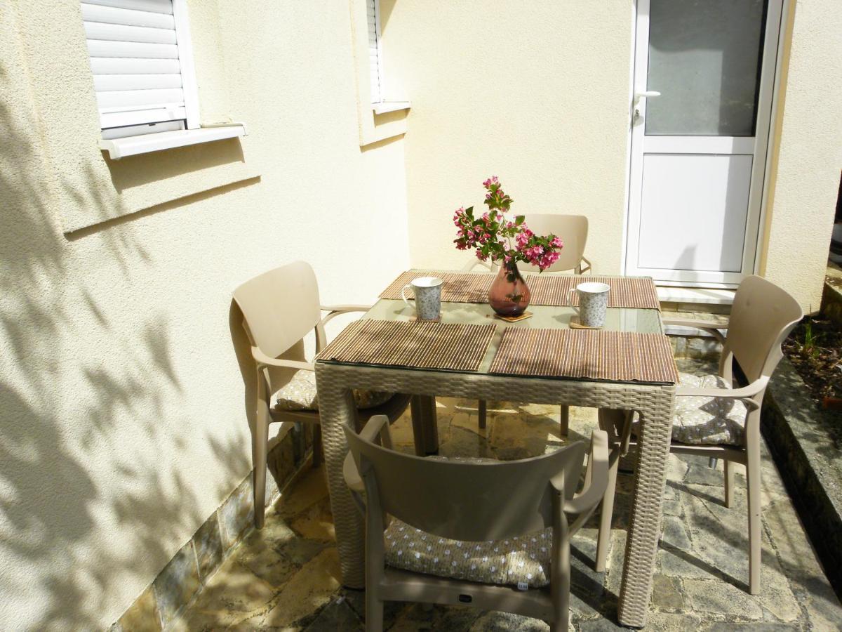 Apartments Aleksandra Risan Exterior photo